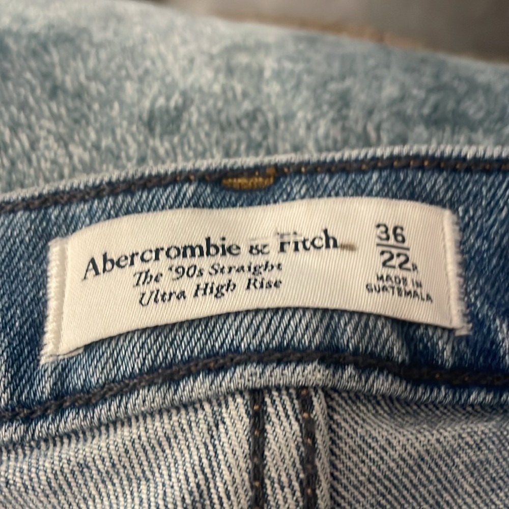 A&F 90’s Straight High Rise Medium Wash Jeans - Picture 6 of 6